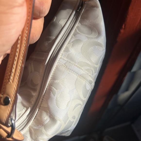 fair condition coach bumblebee shoulder bag white with coach logo and bee - Picture 4 of 6